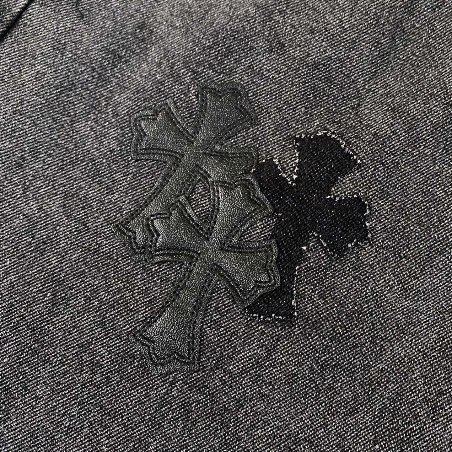 P310 CH Chromehearts black cross-stitched leather black and gray heavy-duty cow king jeans. The cabinet price is 34W level. The patchwork cross pattern is embellished and the jeans are washed! ! An absolutely high-end luxury product, a 1.9W-level god-level single product, a super popular product, made by top heavy industry, a magic weapon that cannot be missed! [About Zangyin] This is an extremely luxurious fashion brand that can also be called the aristocracy of the high street. It has always been an exclusive brand for some hipsters or rich second generations. Compared with ordinary high streets, it is more luxurious and noble. Compared with luxury brands, it is more fashionable and individual. It has always been a brand that I have a special liking for. [Top heavy industry fashion design] Consistently high-street luxury style. Speaking of this style, the Zangyin family and GU family are definitely the leading representative brands. Especially the Zangyin family has really achieved a state-of-the-art effect in creating high-street style. The unique washed material is used to create this style. The color system is already quite eye-catching. After it is decorated with patchwork cross flowers, it cleverly highlights the charm of the brand. Secondly, this style uses classic The high-waist cutting design highlights the long legs and fashionable temperament of the upper body. The brand is highly recognizable and the slim fit configuration is more suitable for daily wear. It is a product that interprets personality, fashion, and specifications at a glance. This single product is enough to make any fan excited. It can be a white T-shirt for a youthful college style, or a tight suspender for a royal style. It has strong matching ability and can be easily controlled by men.  [Materials and craftsmanship] Needless to say, this point goes without saying. As an excellent craftsman brand, Zangyin’s requirements for details and craftsmanship are really perfect. The washed color of this model has gone through so many processes, not to mention the embellishment of denim appliques. It is also purely hand-made and sewn. Just like what they believe in, only hand-made things have soul and have the meaning of wear. A top-notch heavy-duty fashionable denim item, I look forward to your perfect interpretation! !  Color: black gray Size: 28-36